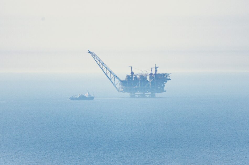 distant-view-of-oil-platform-in-the-sea