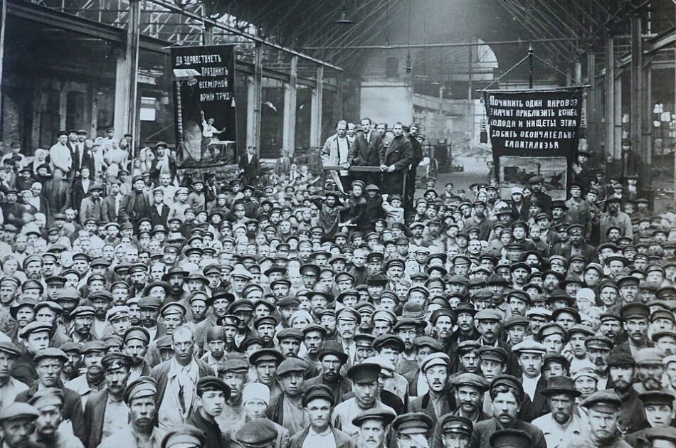 Putilov_Plant,_Petrograd,_meeting_of_workers_(July_1920)_(14334150751)